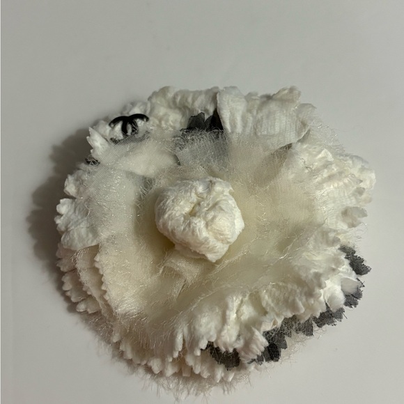 Authentic. CHANEL Broocb - Picture 10 of 13